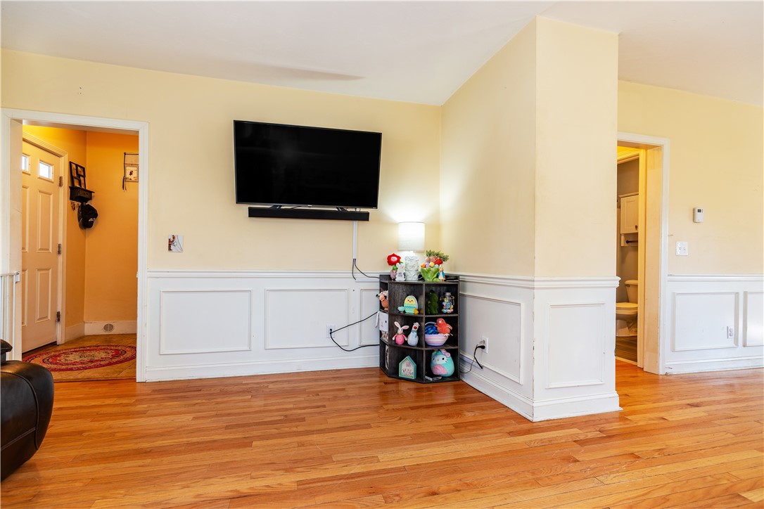 Warwick, Rhode Island 02886, United States, 3 Bedrooms Bedrooms, ,2 BathroomsBathrooms,Residential,Active,97672