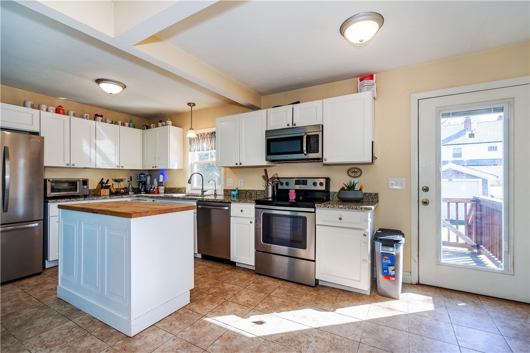 Warwick, Rhode Island 02886, United States, 3 Bedrooms Bedrooms, ,2 BathroomsBathrooms,Residential,Active,97672