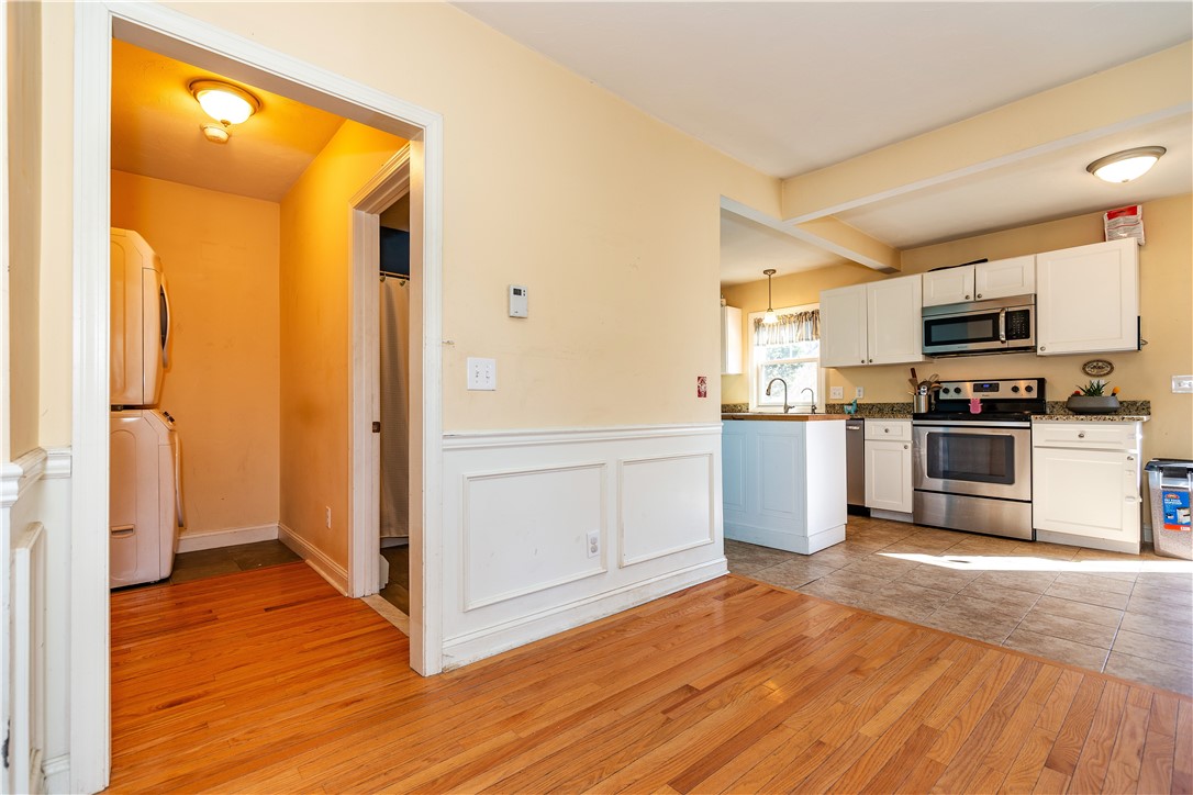 Warwick, Rhode Island 02886, United States, 3 Bedrooms Bedrooms, ,2 BathroomsBathrooms,Residential,Active,97672