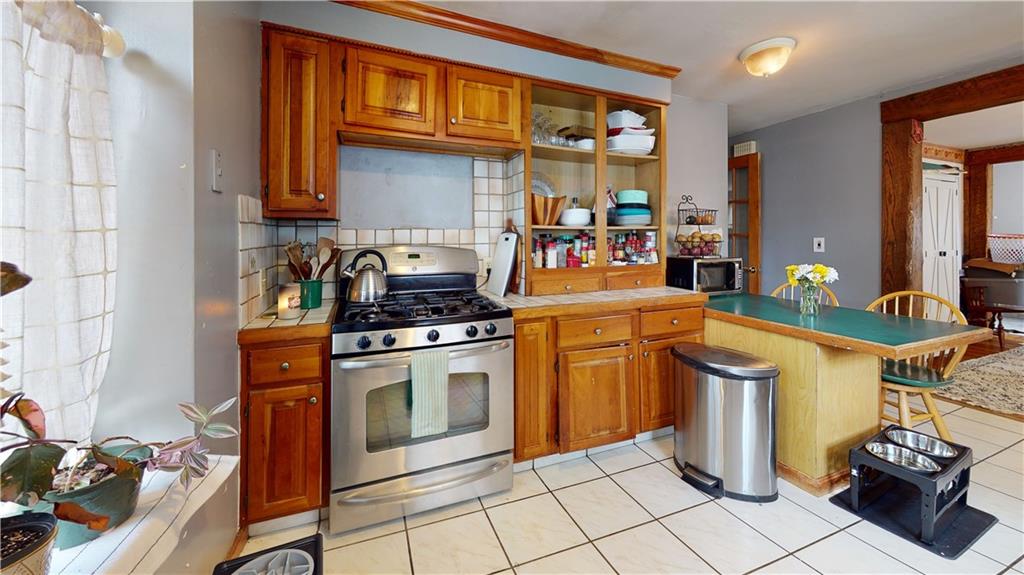 Photo 3 of 28 of 25 Fordson Avenue house