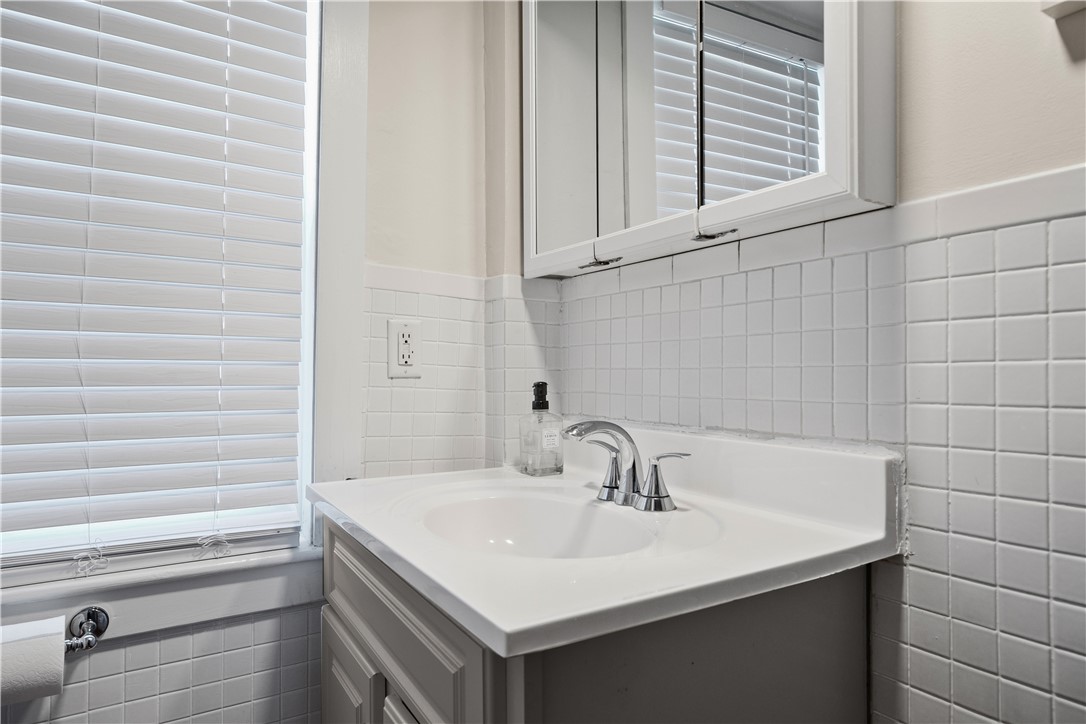 Newport, Rhode Island 02840, United States, 2 Bedrooms Bedrooms, ,1 BathroomBathrooms,Residential,Active,4993