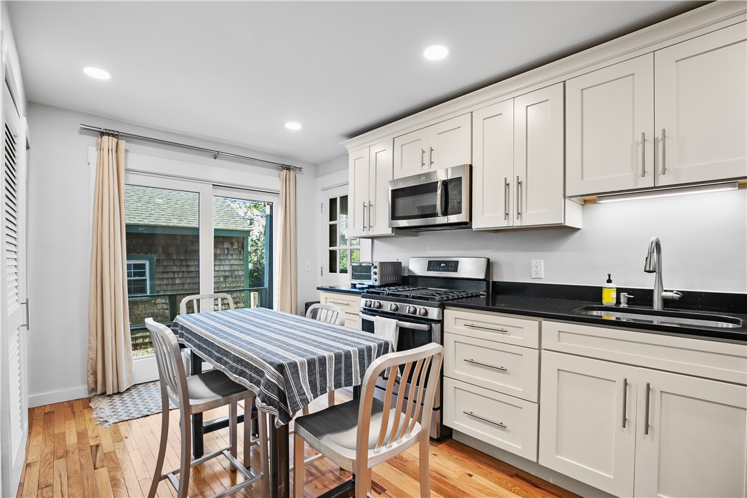 Newport, Rhode Island 02840, United States, 2 Bedrooms Bedrooms, ,1 BathroomBathrooms,Residential,Active,4993