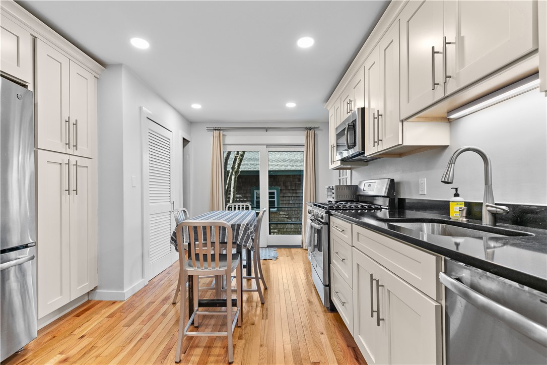 Newport, Rhode Island 02840, United States, 2 Bedrooms Bedrooms, ,1 BathroomBathrooms,Residential,Active,4993