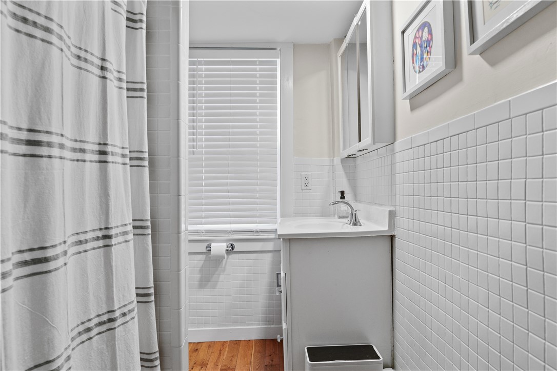 Newport, Rhode Island 02840, United States, 2 Bedrooms Bedrooms, ,1 BathroomBathrooms,Residential,Active,4993