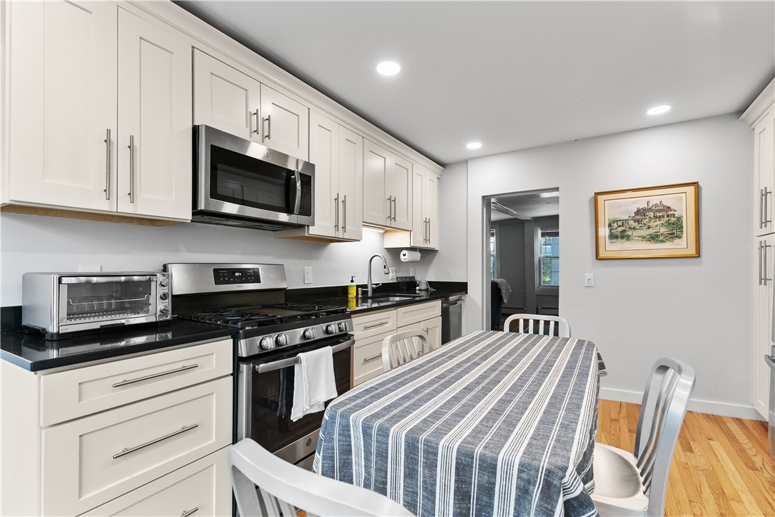 Newport, Rhode Island 02840, United States, 2 Bedrooms Bedrooms, ,1 BathroomBathrooms,Residential,Active,4993