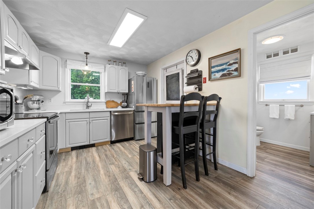 South Kingstown, Rhode Island 02879, United States, 3 Bedrooms Bedrooms, ,2 BathroomsBathrooms,Residential,Active,167792