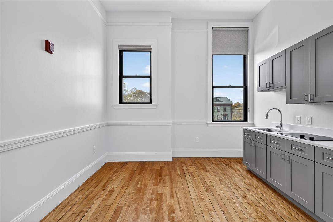 1624 Lonsdale Avenue 204/304