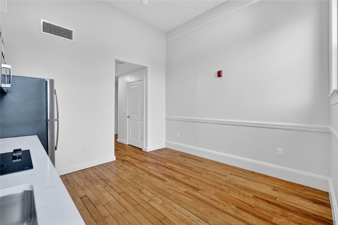 1624 Lonsdale Avenue 204/304