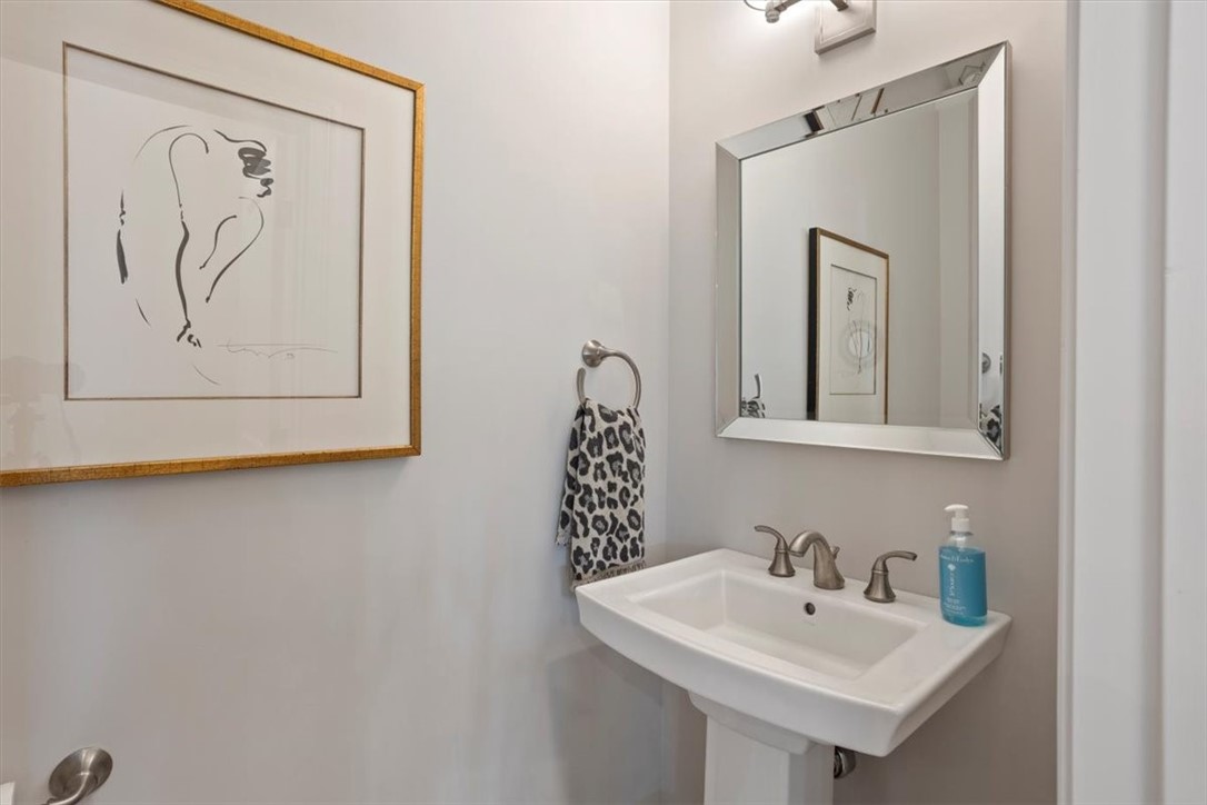 North Kingstown, Rhode Island 02852, United States, 2 Bedrooms Bedrooms, ,3 BathroomsBathrooms,Residential,Active,212054