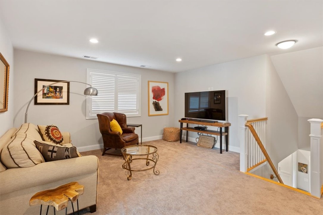 North Kingstown, Rhode Island 02852, United States, 2 Bedrooms Bedrooms, ,3 BathroomsBathrooms,Residential,Active,212054