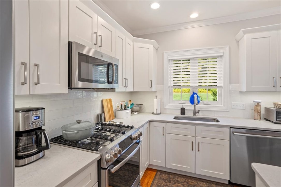 North Kingstown, Rhode Island 02852, United States, 2 Bedrooms Bedrooms, ,3 BathroomsBathrooms,Residential,Active,212054