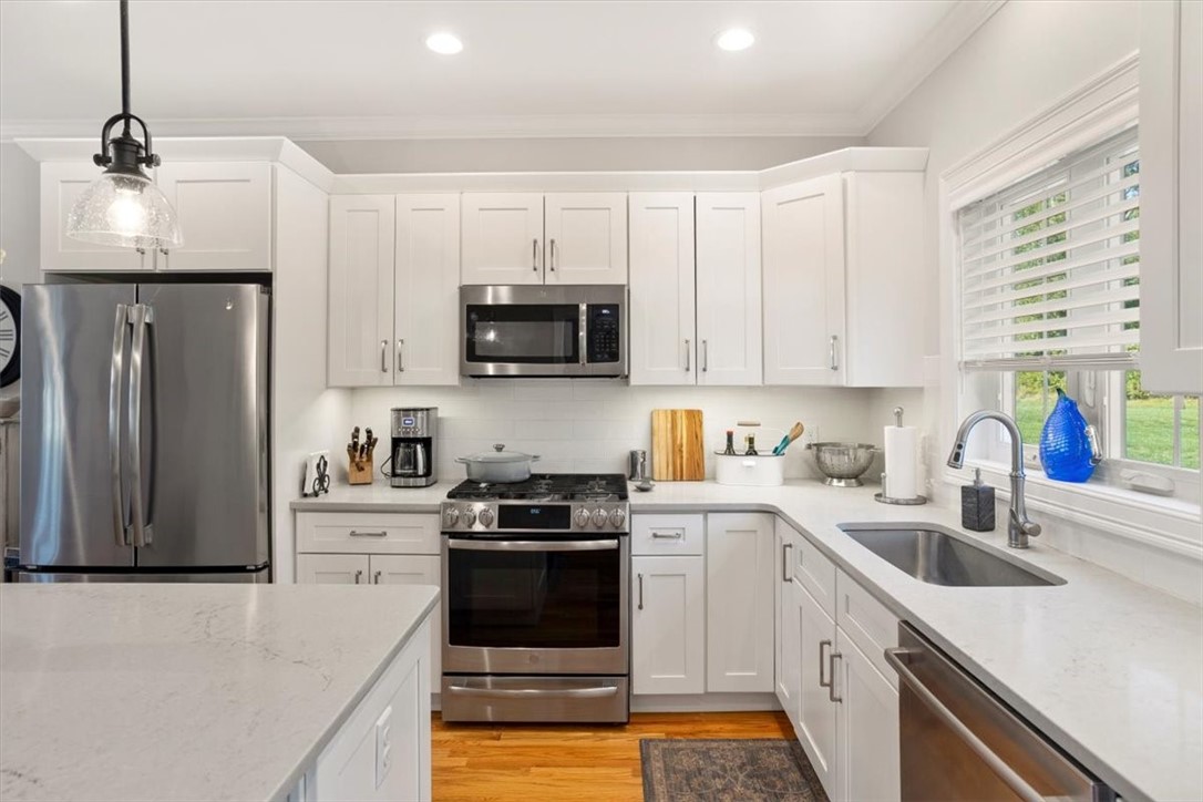 North Kingstown, Rhode Island 02852, United States, 2 Bedrooms Bedrooms, ,3 BathroomsBathrooms,Residential,Active,212054