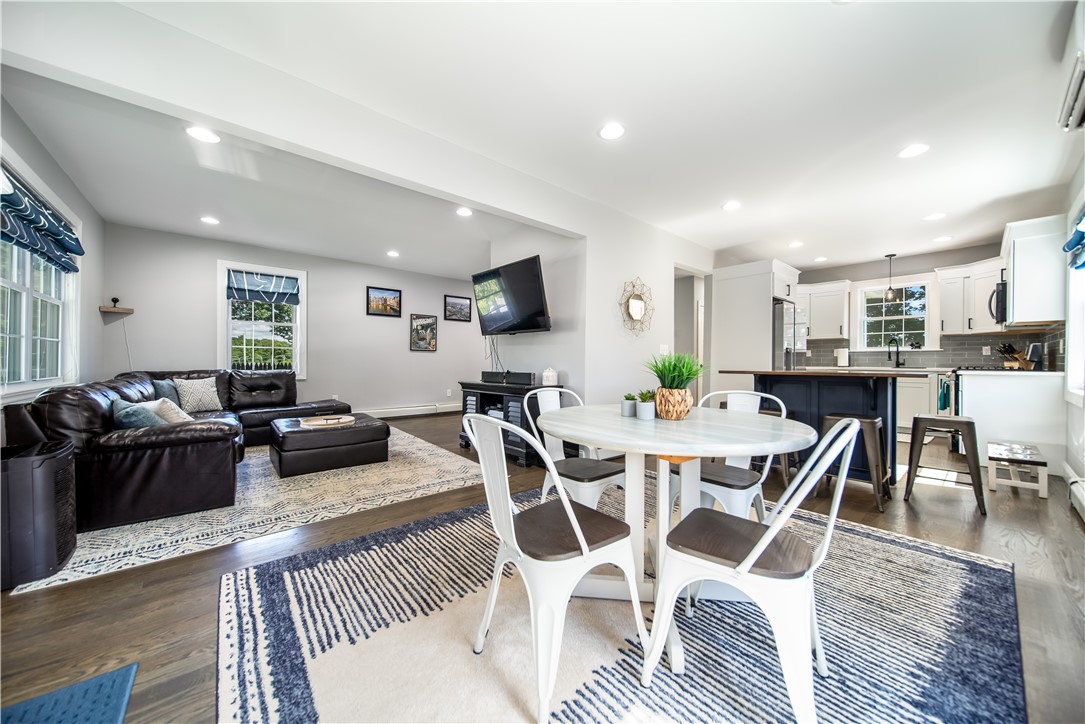 Warwick, Rhode Island 02886, United States, 2 Bedrooms Bedrooms, ,2 BathroomsBathrooms,Residential,Active,207720