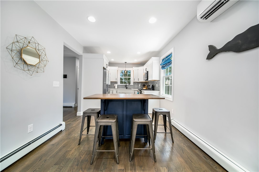 Warwick, Rhode Island 02886, United States, 2 Bedrooms Bedrooms, ,2 BathroomsBathrooms,Residential,Active,207720