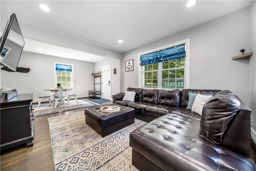 Warwick, Rhode Island 02886, United States, 2 Bedrooms Bedrooms, ,2 BathroomsBathrooms,Residential,Active,207720