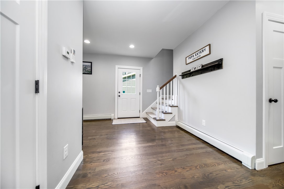 Warwick, Rhode Island 02886, United States, 2 Bedrooms Bedrooms, ,2 BathroomsBathrooms,Residential,Active,207720