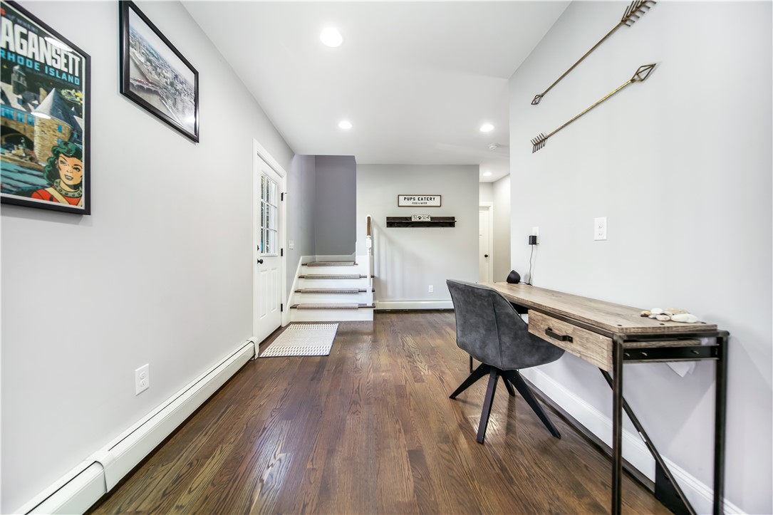 Warwick, Rhode Island 02886, United States, 2 Bedrooms Bedrooms, ,2 BathroomsBathrooms,Residential,Active,207720