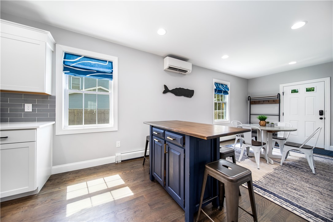 Warwick, Rhode Island 02886, United States, 2 Bedrooms Bedrooms, ,2 BathroomsBathrooms,Residential,Active,207720