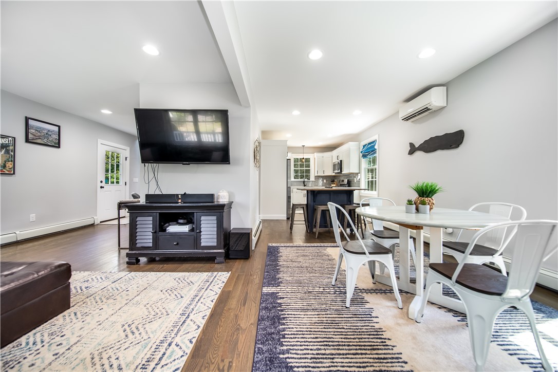 Warwick, Rhode Island 02886, United States, 2 Bedrooms Bedrooms, ,2 BathroomsBathrooms,Residential,Active,207720