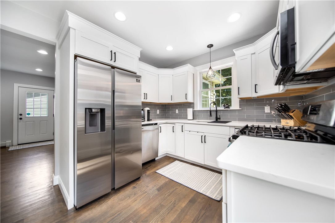 Warwick, Rhode Island 02886, United States, 2 Bedrooms Bedrooms, ,2 BathroomsBathrooms,Residential,Active,207720