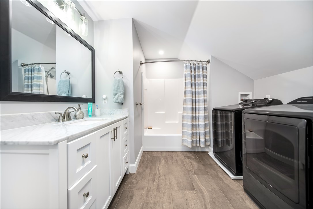 Warwick, Rhode Island 02886, United States, 2 Bedrooms Bedrooms, ,2 BathroomsBathrooms,Residential,Active,207720