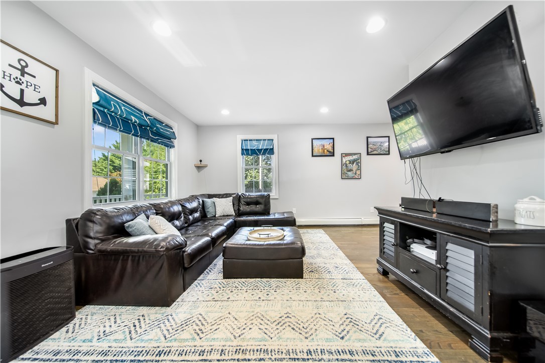 Warwick, Rhode Island 02886, United States, 2 Bedrooms Bedrooms, ,2 BathroomsBathrooms,Residential,Active,207720