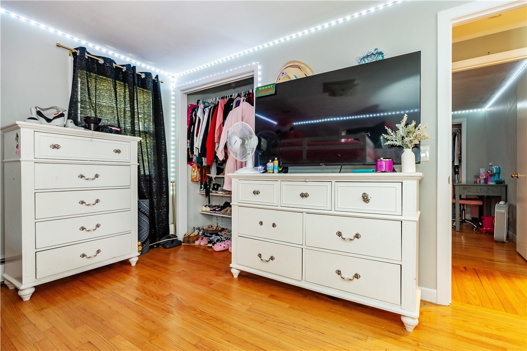 Cranston, Rhode Island 02920, United States, 3 Bedrooms Bedrooms, ,1 BathroomBathrooms,Residential,Active,178220