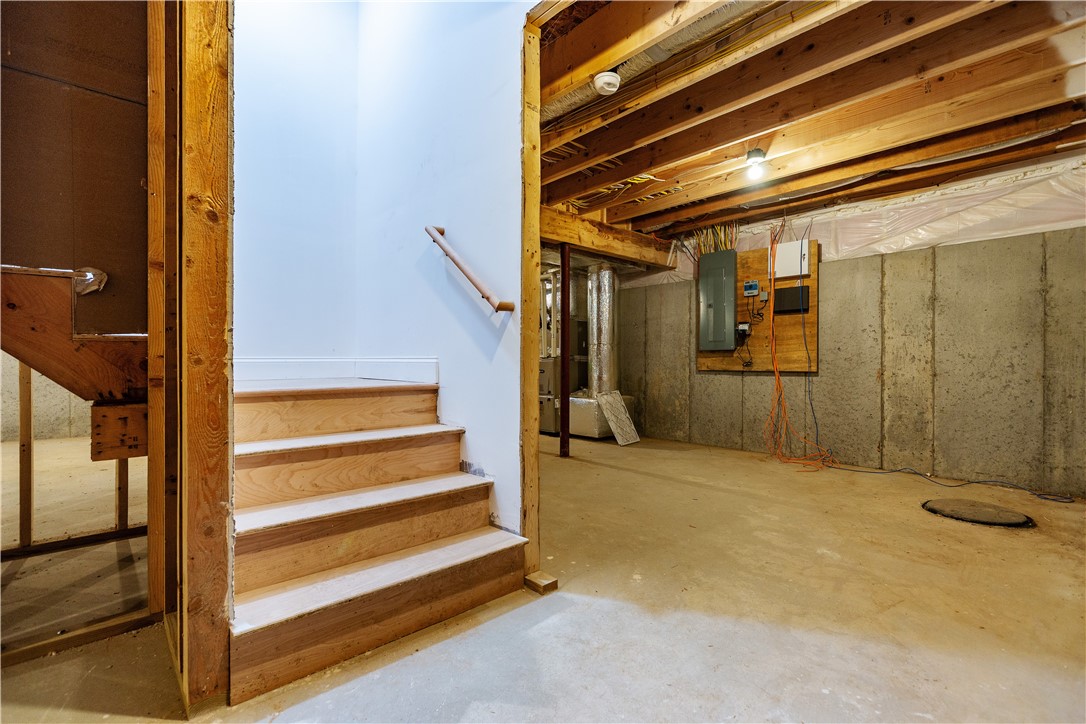 Warwick, Rhode Island 02818, United States, 4 Bedrooms Bedrooms, ,3 BathroomsBathrooms,Residential,Active,206660