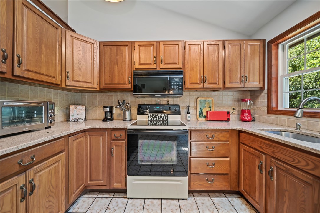 Charlestown, Rhode Island 02813, United States, 3 Bedrooms Bedrooms, ,2 BathroomsBathrooms,Residential,Pending,180689