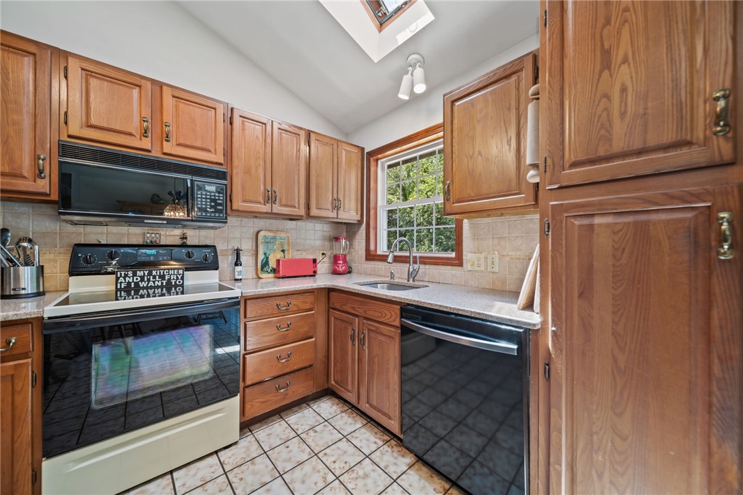 Charlestown, Rhode Island 02813, United States, 3 Bedrooms Bedrooms, ,2 BathroomsBathrooms,Residential,Pending,180689