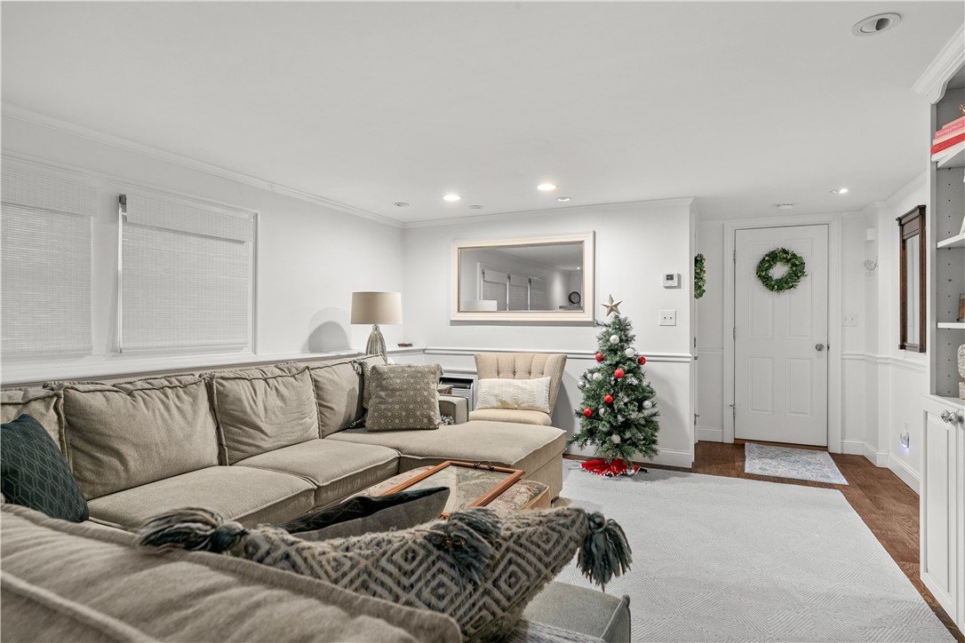 Newport, Rhode Island 02840, United States, 1 Bedroom Bedrooms, ,1 BathroomBathrooms,Residential,Active,239188