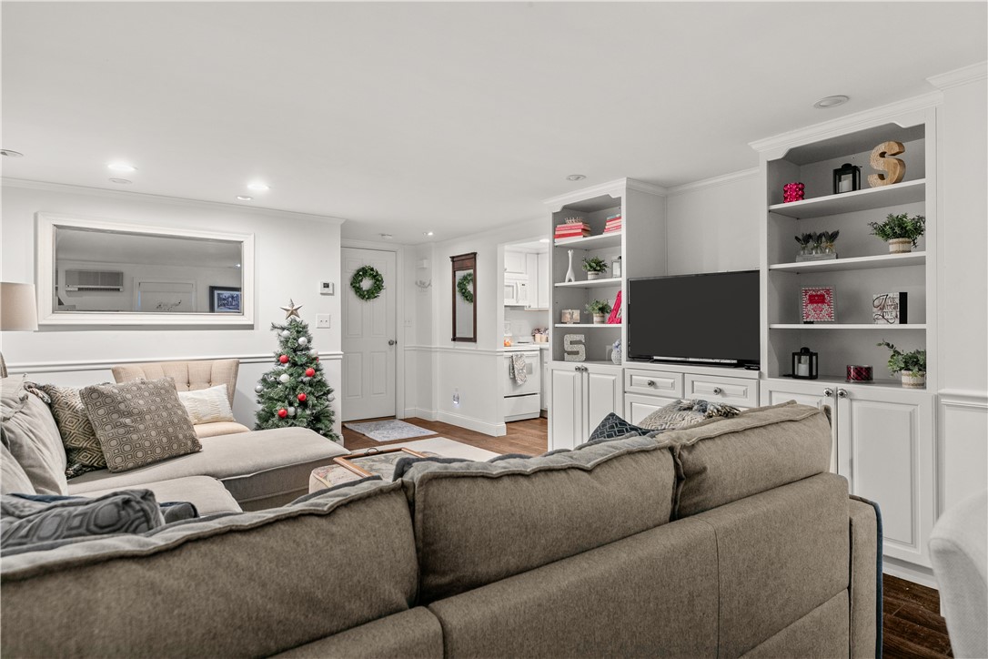 Newport, Rhode Island 02840, United States, 1 Bedroom Bedrooms, ,1 BathroomBathrooms,Residential,Active,239188