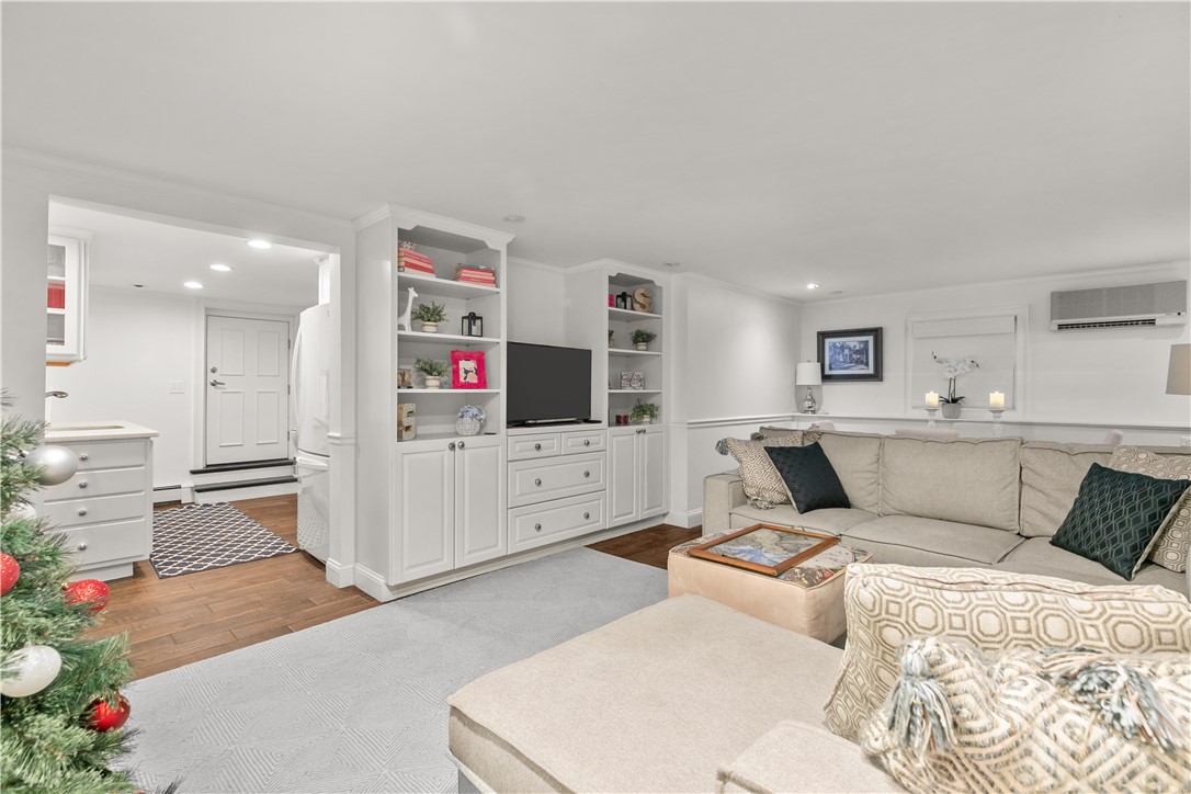 Newport, Rhode Island 02840, United States, 1 Bedroom Bedrooms, ,1 BathroomBathrooms,Residential,Active,239188