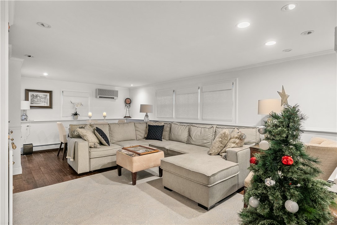 Newport, Rhode Island 02840, United States, 1 Bedroom Bedrooms, ,1 BathroomBathrooms,Residential,Active,239188