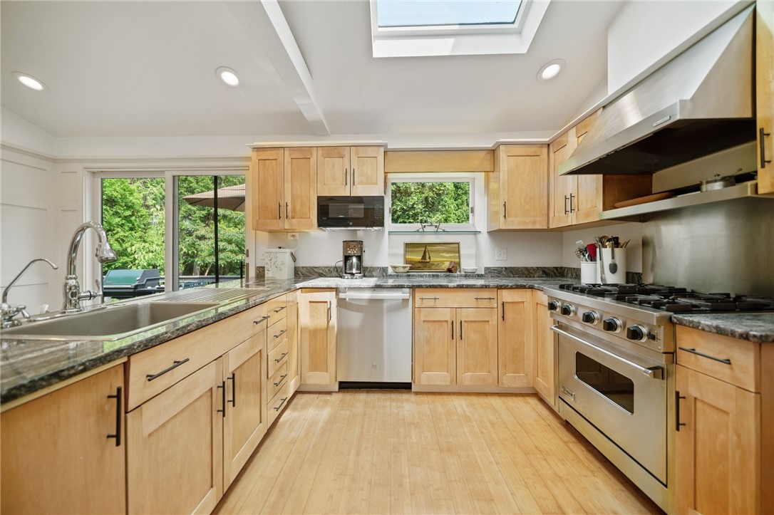 Westerly, Rhode Island 02891, United States, 3 Bedrooms Bedrooms, ,4 BathroomsBathrooms,Residential,Active,153053