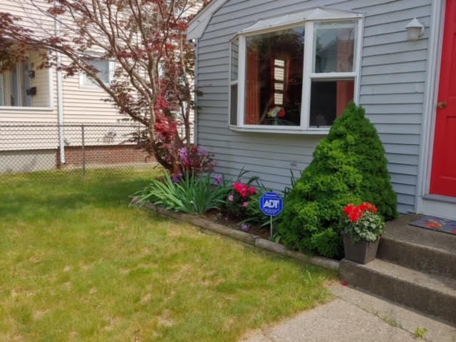 Photo 3 of 36 of 95 Hunts Avenue house