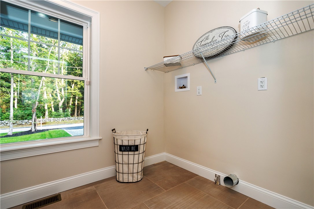 Warwick, Rhode Island 02818, United States, 4 Bedrooms Bedrooms, ,3 BathroomsBathrooms,Residential,Active,113831