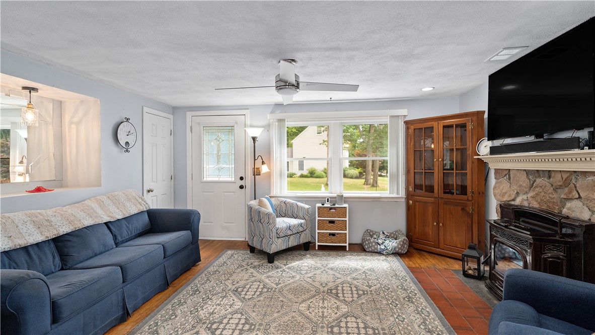 41 Pettaquamscutt Lake Road