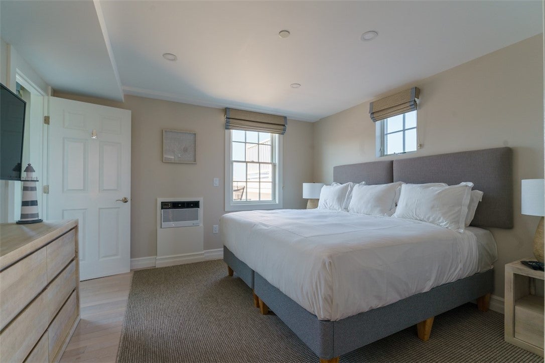 38 Bay Street W301