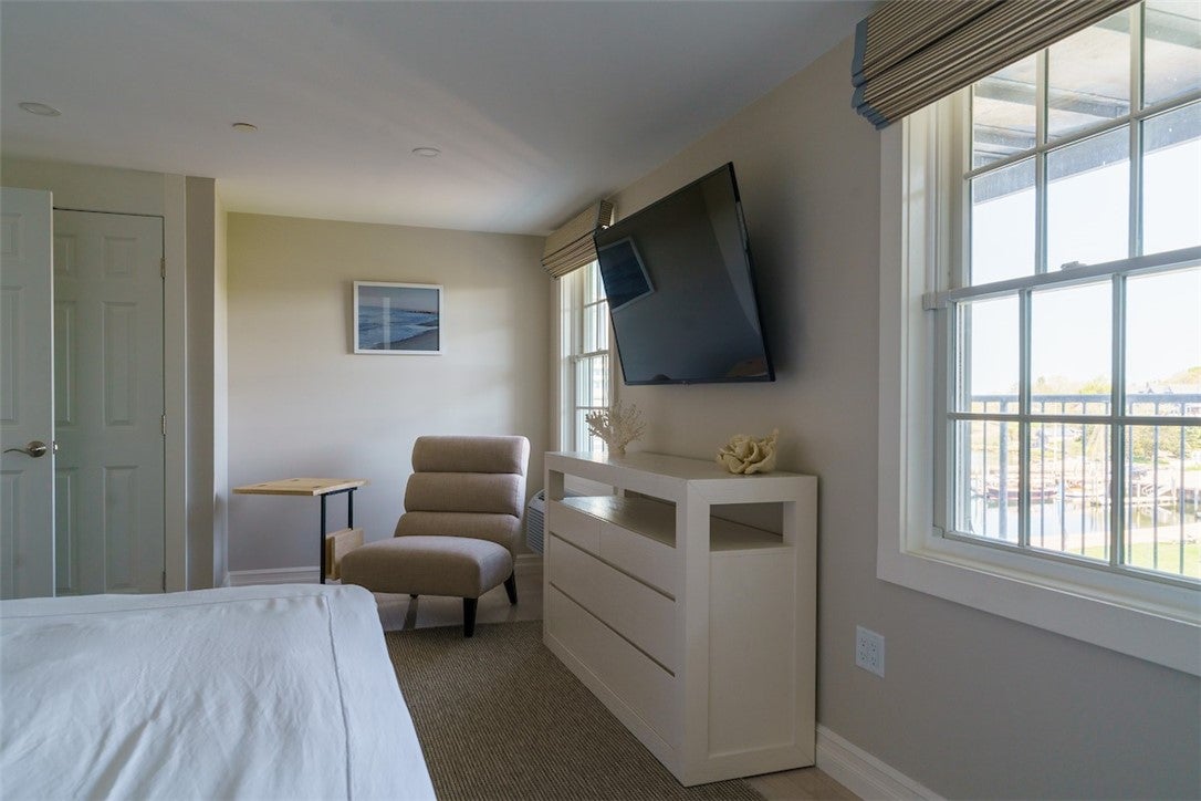 38 Bay Street W301