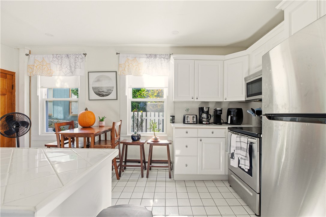 Newport, Rhode Island 02840, United States, 3 Bedrooms Bedrooms, ,2 BathroomsBathrooms,Residential,Active,240664