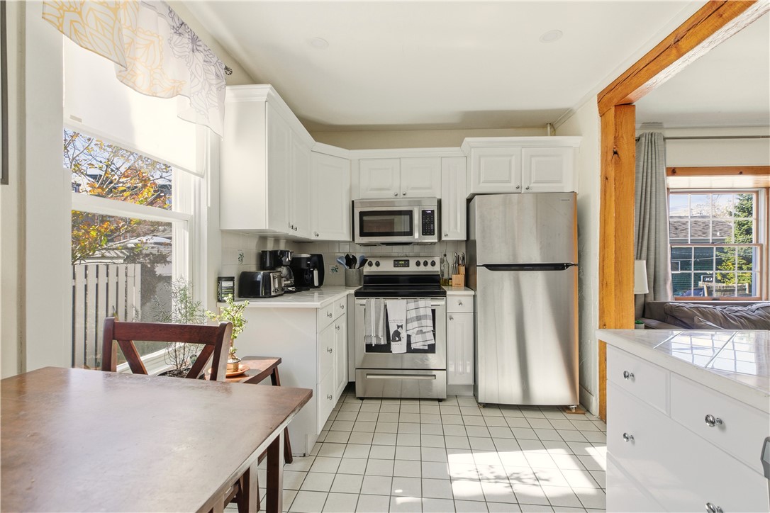 Newport, Rhode Island 02840, United States, 3 Bedrooms Bedrooms, ,2 BathroomsBathrooms,Residential,Active,240664