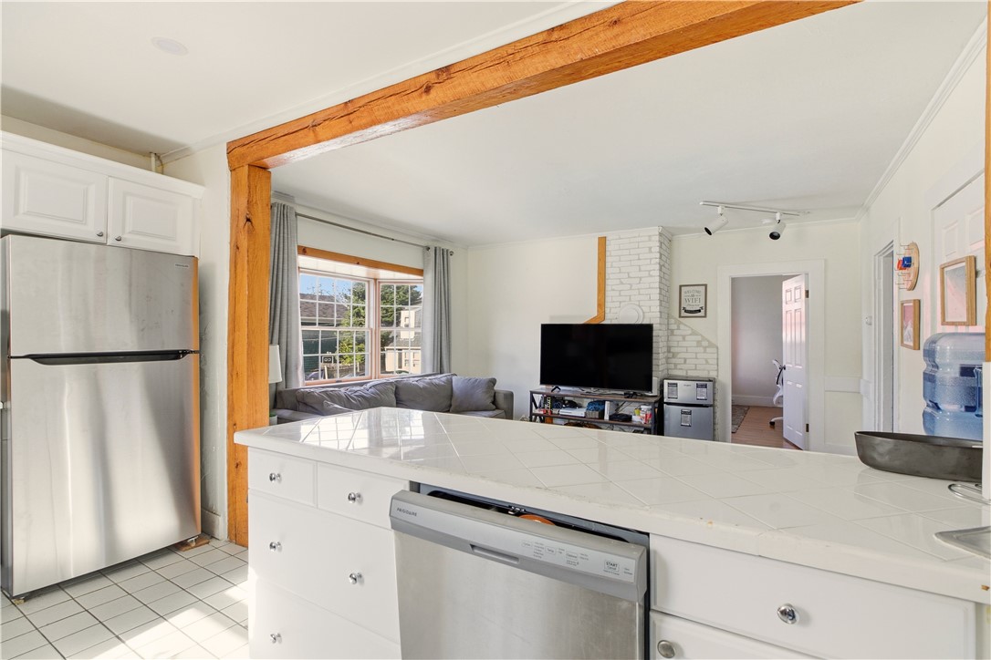 Newport, Rhode Island 02840, United States, 3 Bedrooms Bedrooms, ,2 BathroomsBathrooms,Residential,Active,240664