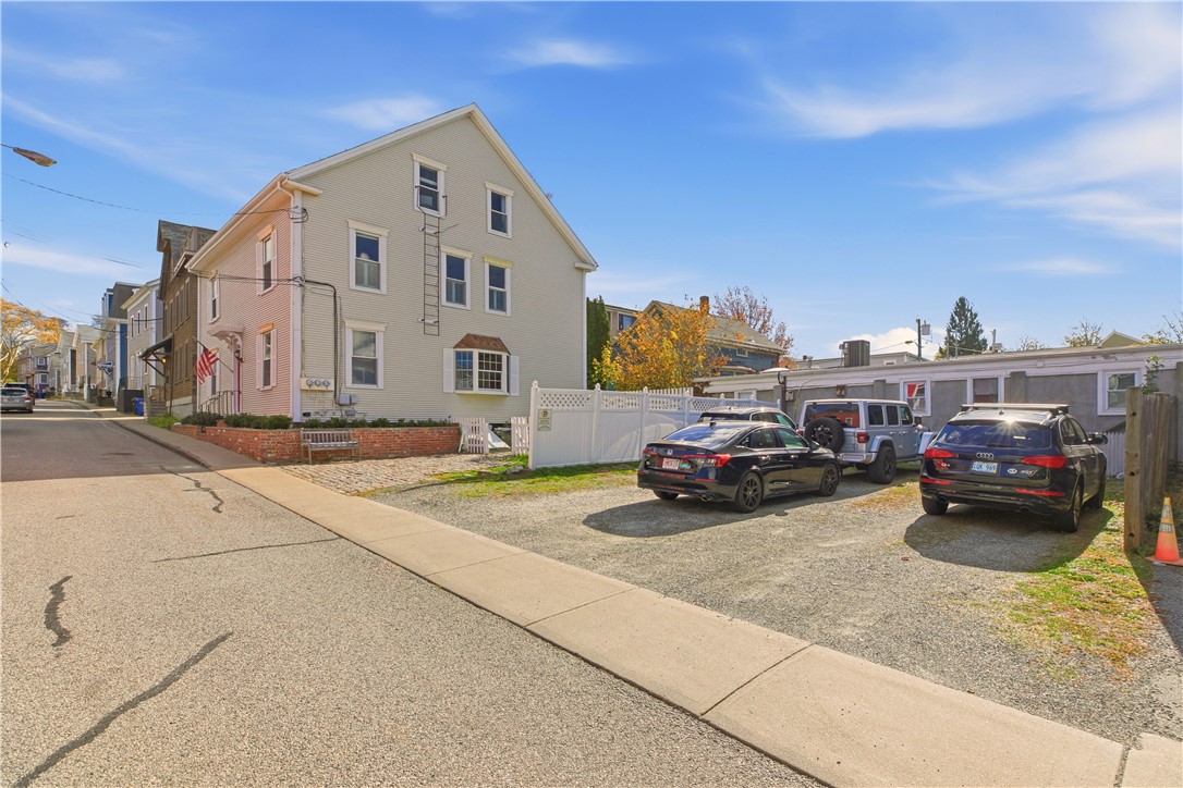 Newport, Rhode Island 02840, United States, 3 Bedrooms Bedrooms, ,2 BathroomsBathrooms,Residential,Active,240664