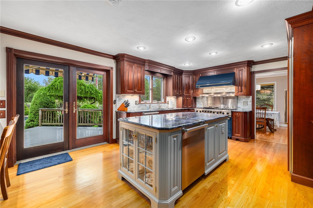 831 N Quidnessett Road
