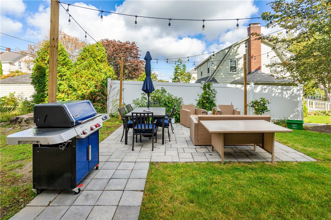 Newport, Rhode Island 02840, United States, 2 Bedrooms Bedrooms, ,2 BathroomsBathrooms,Residential,Active,202138