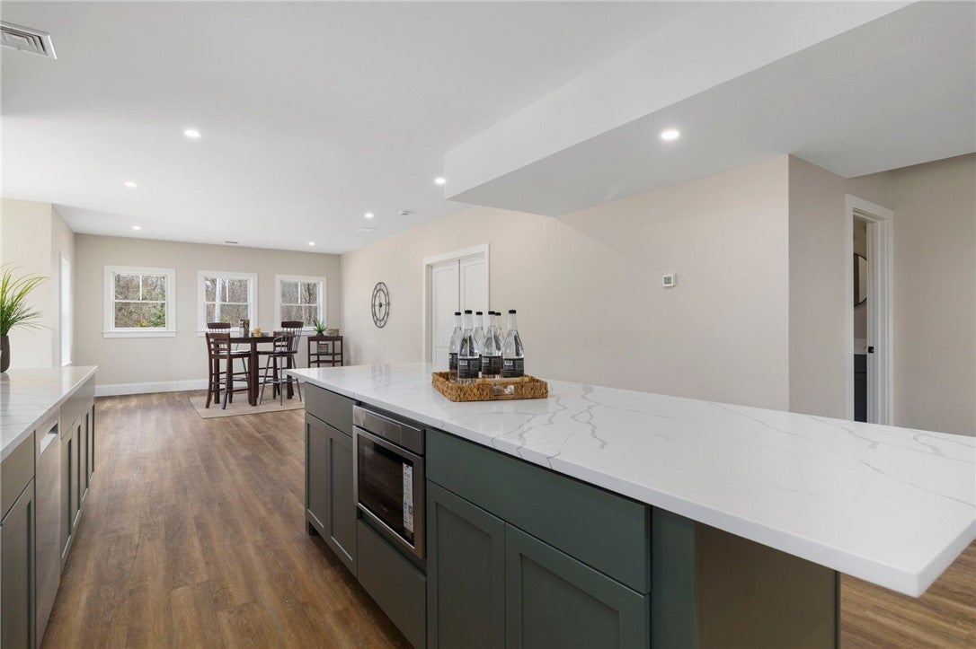 North Kingstown, Rhode Island, 02852, United States, 4 Bedrooms Bedrooms, ,4 BathroomsBathrooms,Residential,Pending,2045760