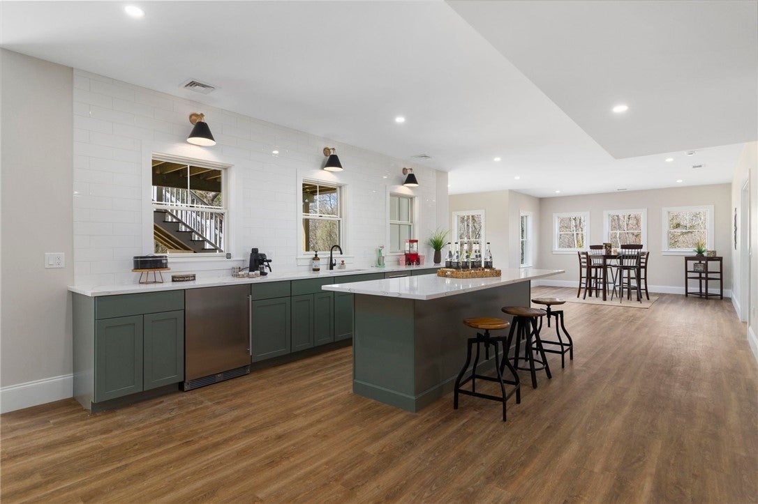 North Kingstown, Rhode Island, 02852, United States, 4 Bedrooms Bedrooms, ,4 BathroomsBathrooms,Residential,Pending,2045760