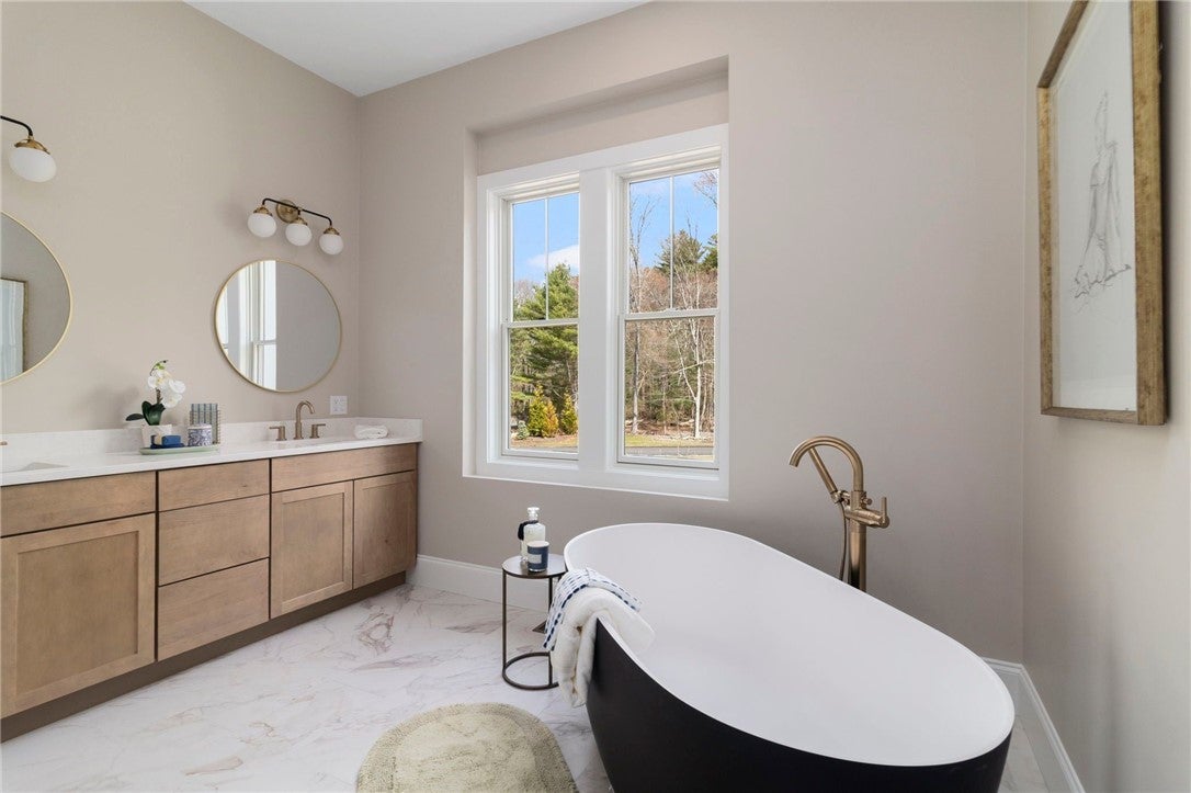 North Kingstown, Rhode Island, 02852, United States, 4 Bedrooms Bedrooms, ,4 BathroomsBathrooms,Residential,Pending,2045760