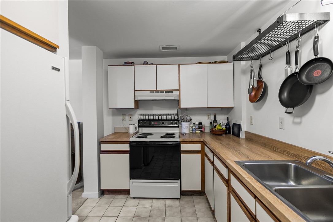 East Greenwich, Rhode Island 02818, United States, 1 Bedroom Bedrooms, ,1 BathroomBathrooms,Residential,Active,182027